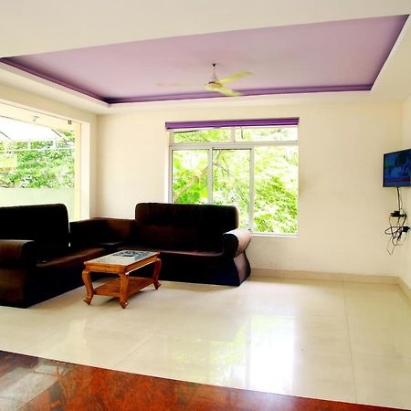 Hotel V Bee Plaza Thiruvananthapuram Esterno foto