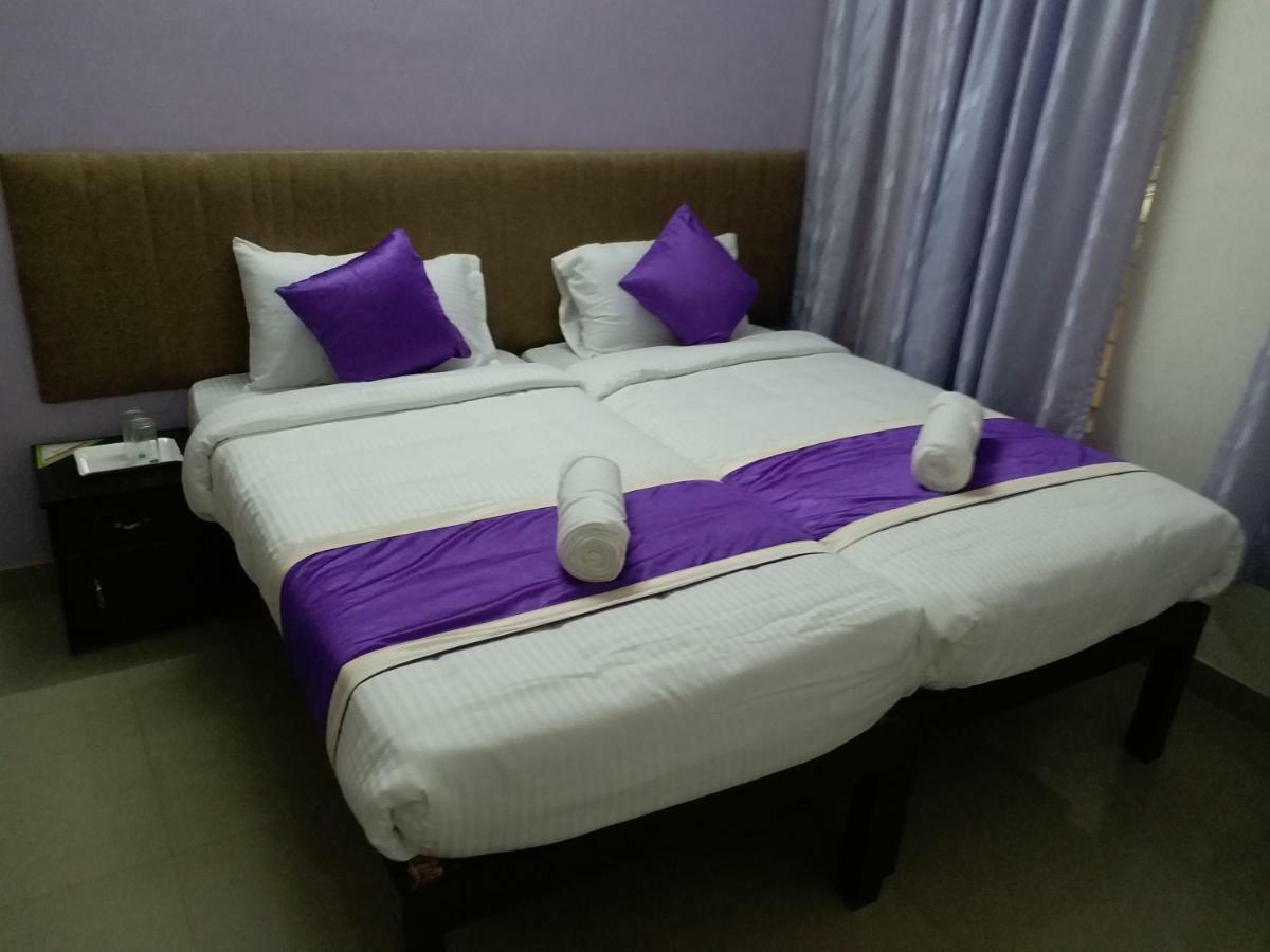 Hotel V Bee Plaza Thiruvananthapuram Esterno foto