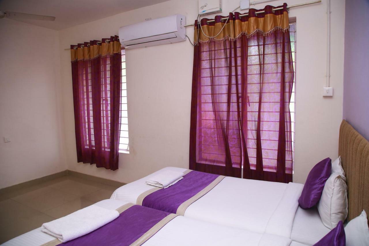 Hotel V Bee Plaza Thiruvananthapuram Esterno foto