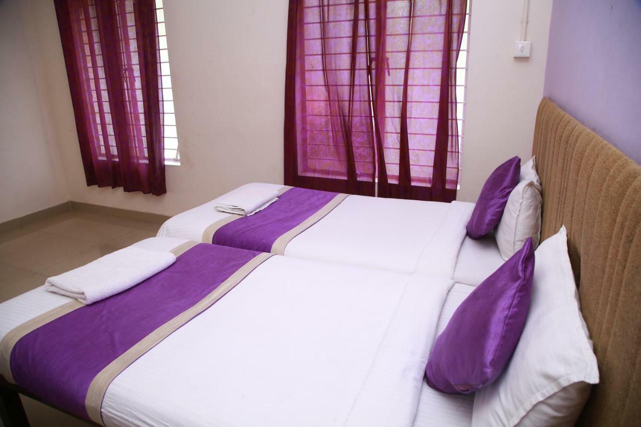 Hotel V Bee Plaza Thiruvananthapuram Esterno foto