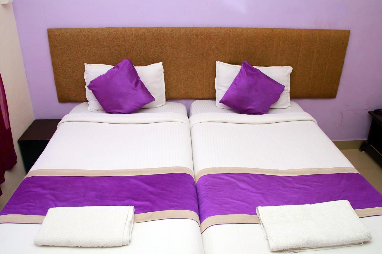 Hotel V Bee Plaza Thiruvananthapuram Esterno foto