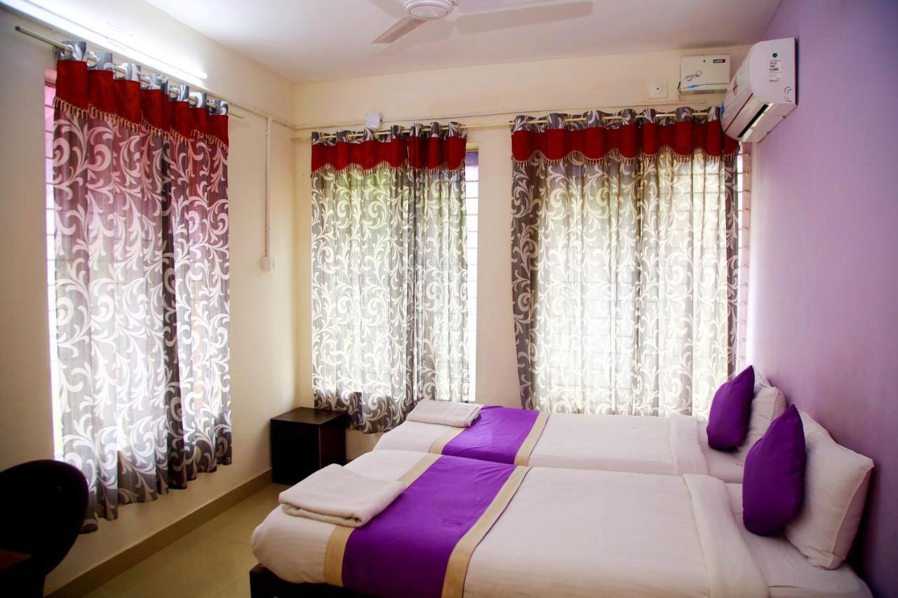 Hotel V Bee Plaza Thiruvananthapuram Esterno foto