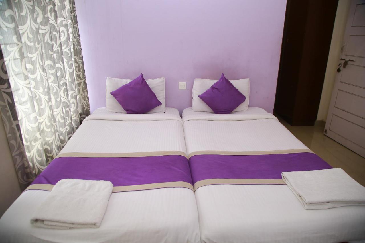 Hotel V Bee Plaza Thiruvananthapuram Esterno foto