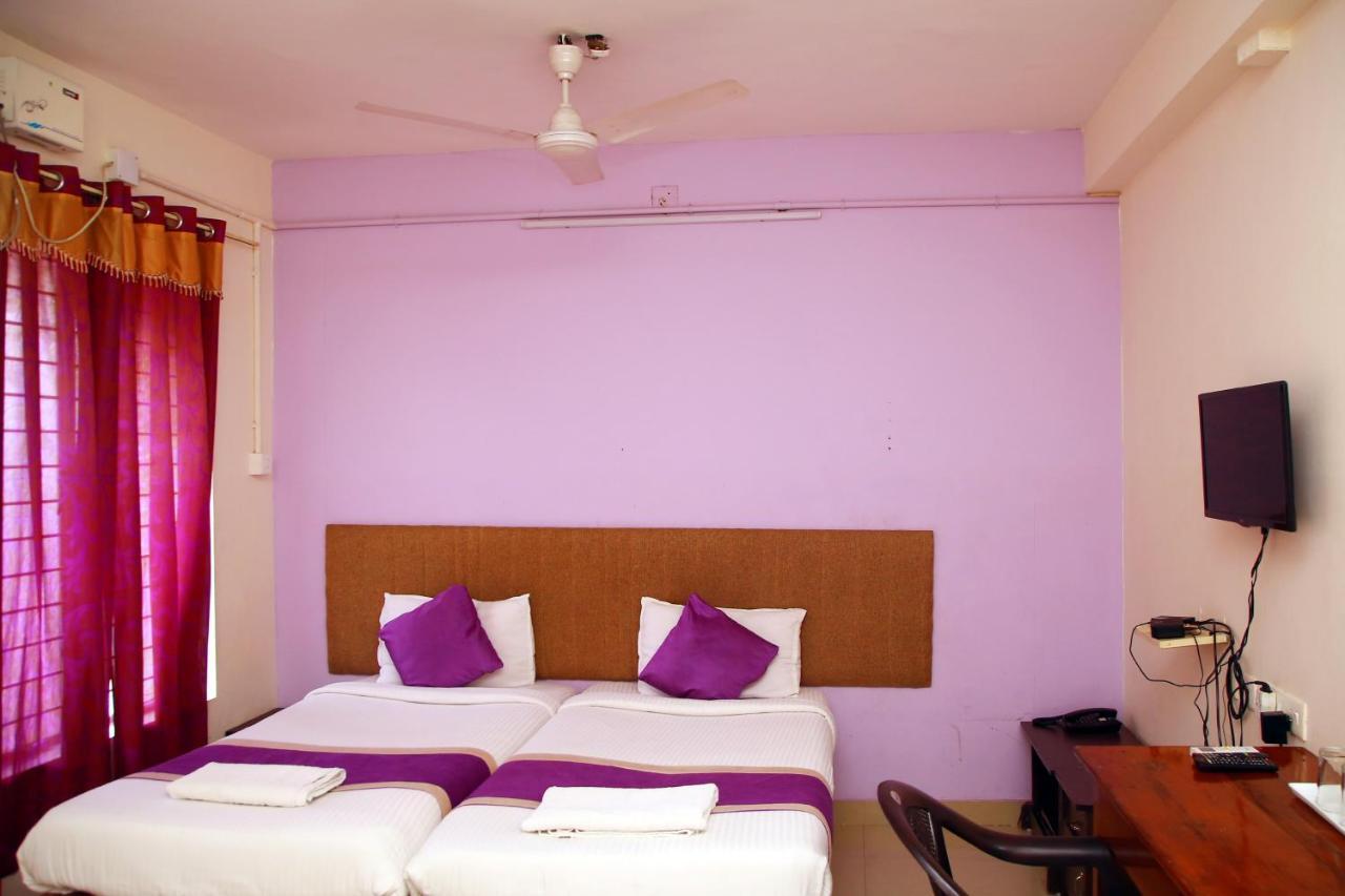 Hotel V Bee Plaza Thiruvananthapuram Esterno foto