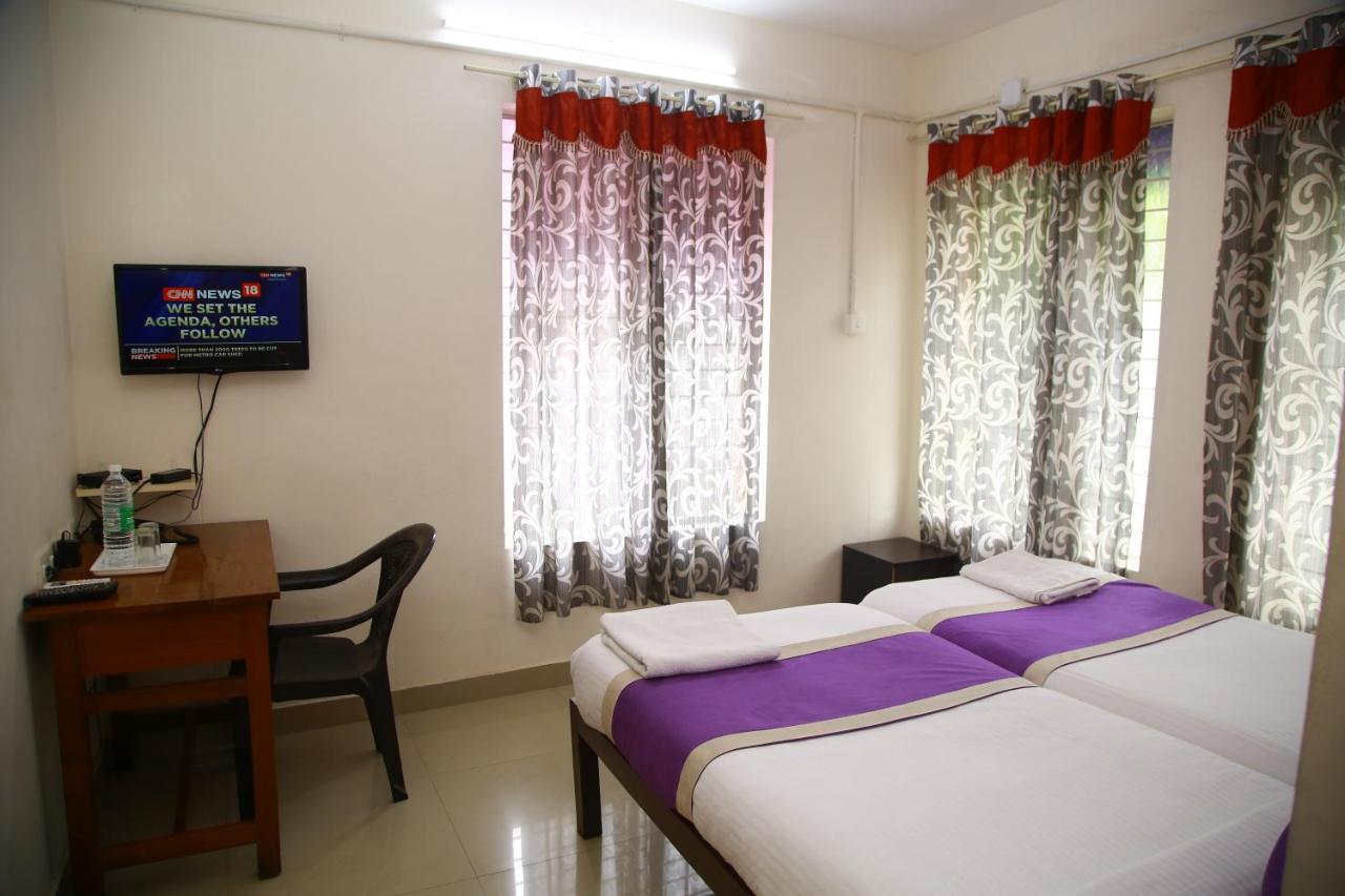 Hotel V Bee Plaza Thiruvananthapuram Esterno foto