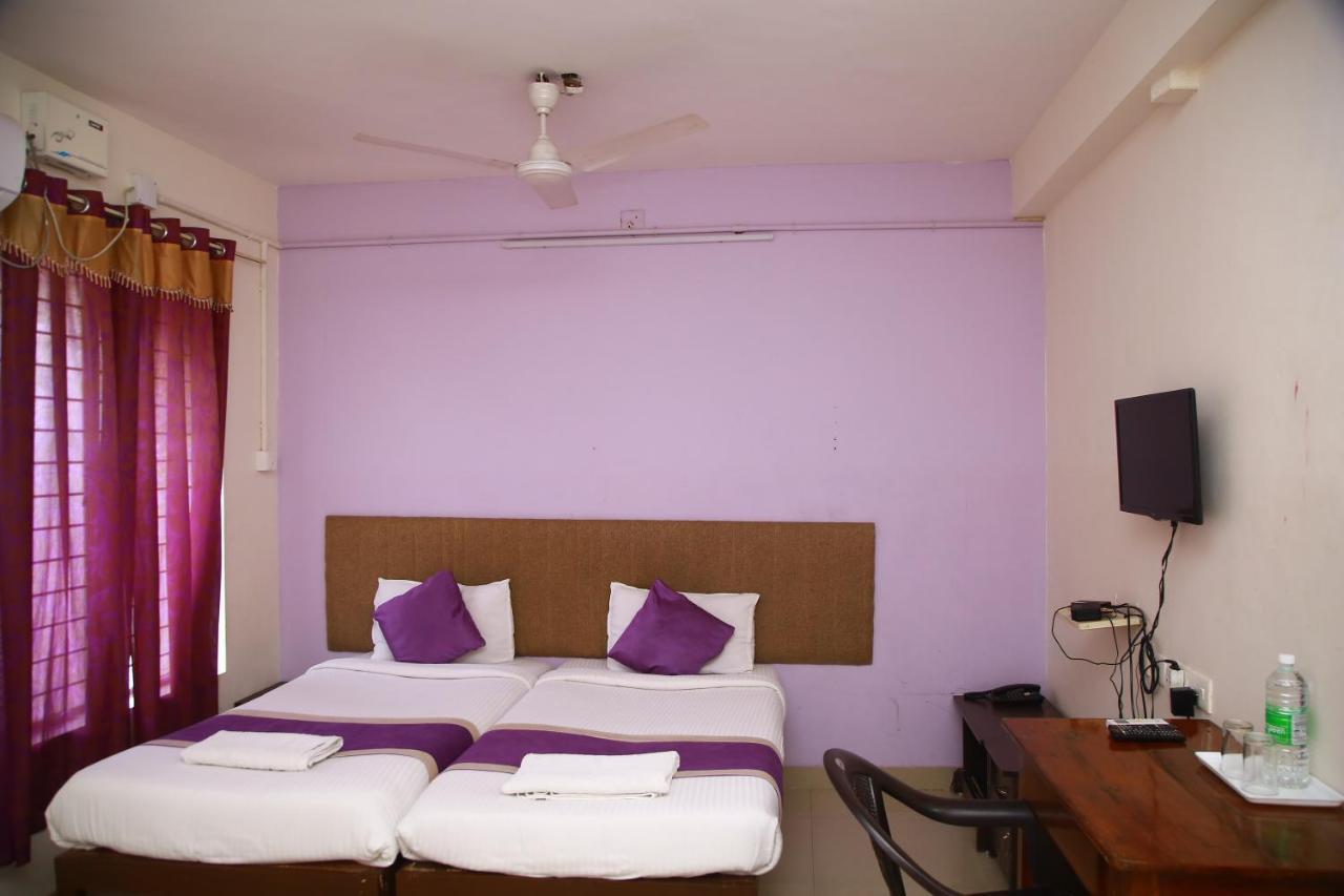 Hotel V Bee Plaza Thiruvananthapuram Esterno foto