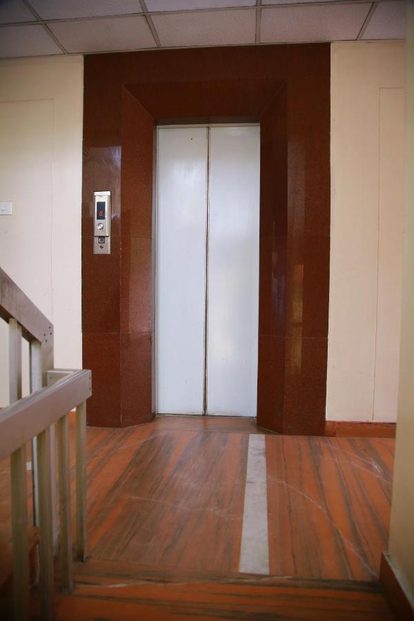Hotel V Bee Plaza Thiruvananthapuram Esterno foto