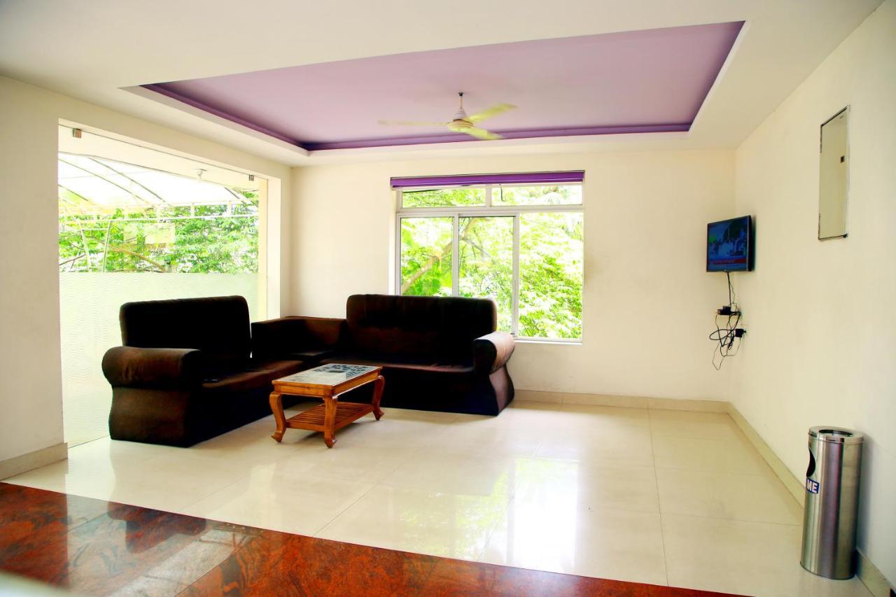 Hotel V Bee Plaza Thiruvananthapuram Esterno foto