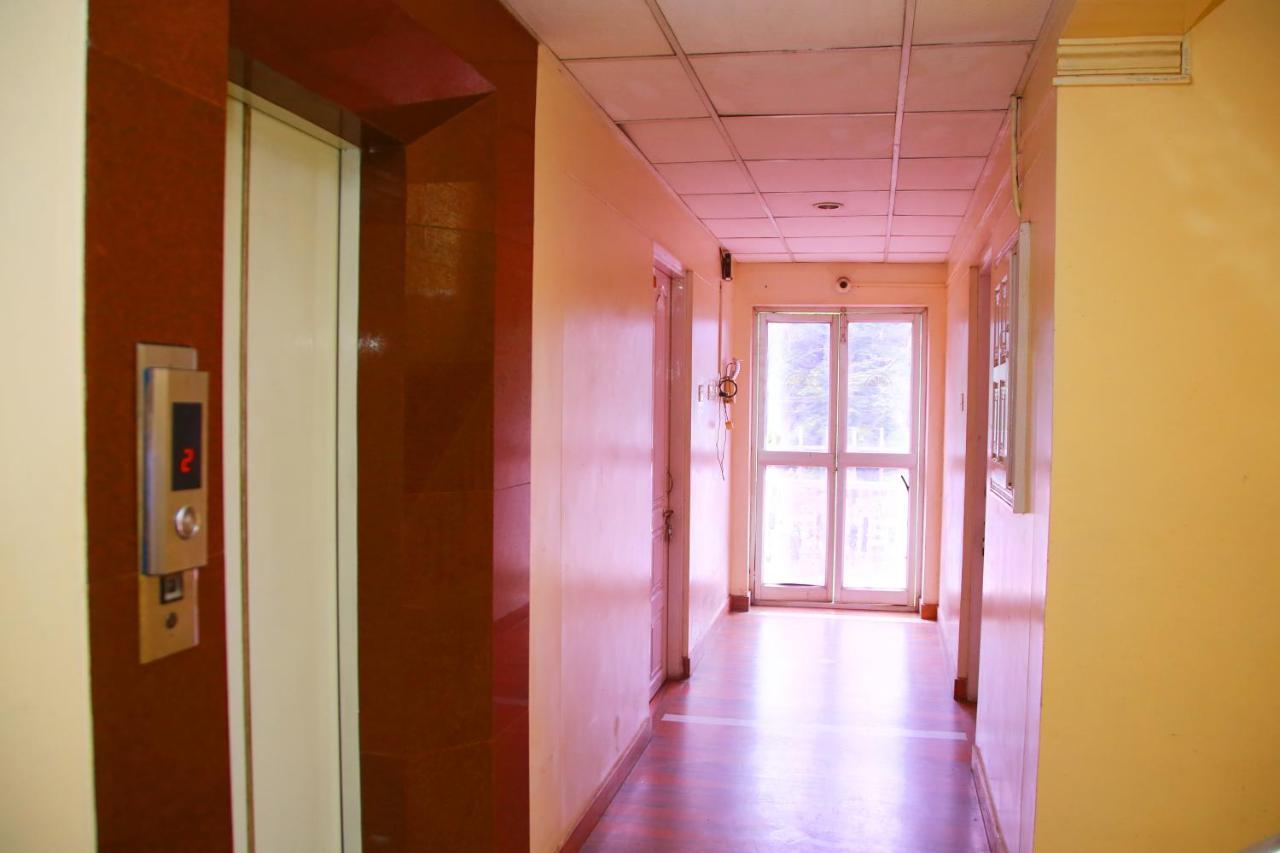 Hotel V Bee Plaza Thiruvananthapuram Esterno foto
