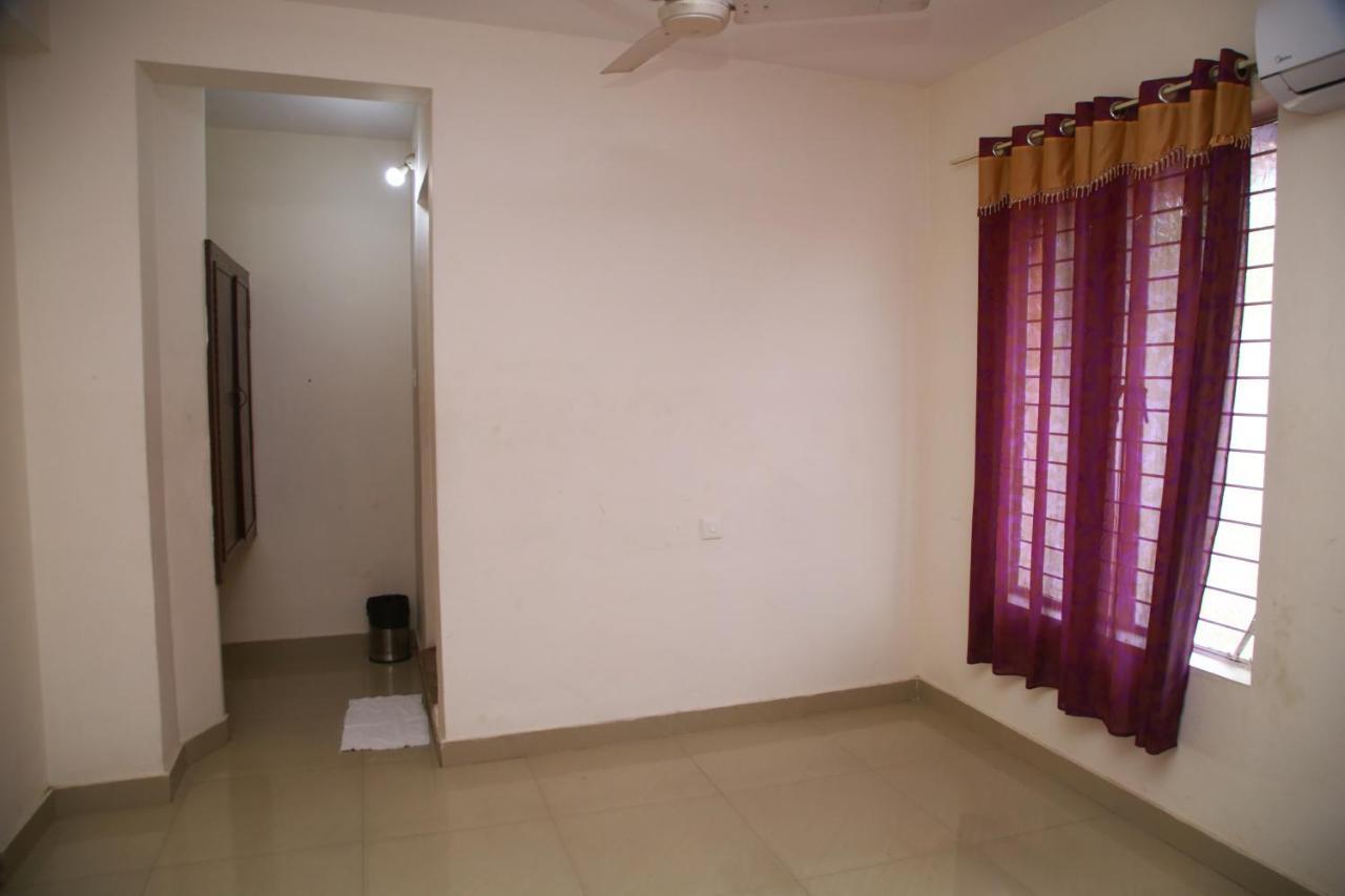 Hotel V Bee Plaza Thiruvananthapuram Esterno foto