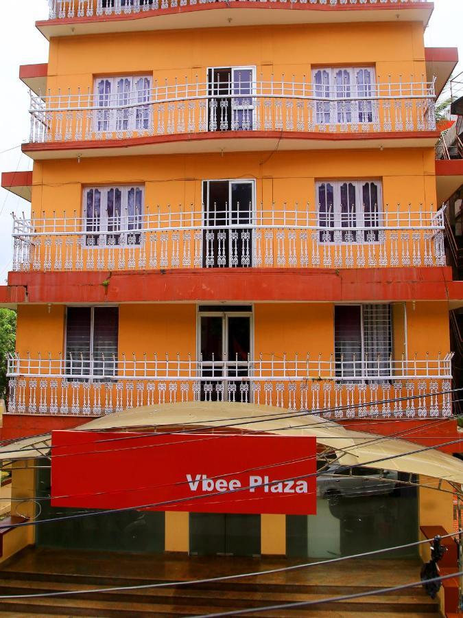 Hotel V Bee Plaza Thiruvananthapuram Esterno foto