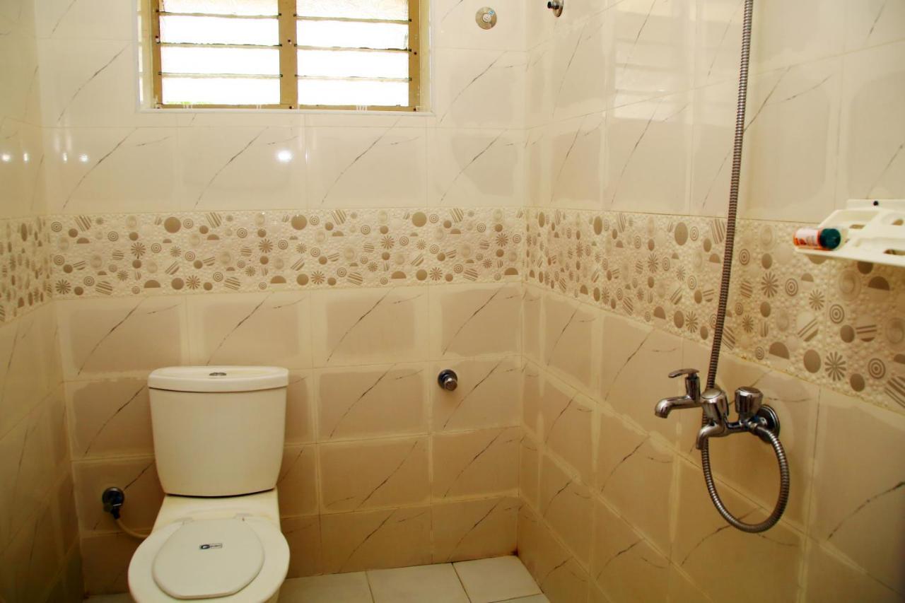 Hotel V Bee Plaza Thiruvananthapuram Esterno foto