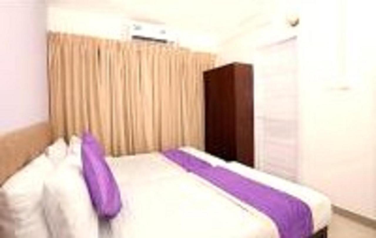 Hotel V Bee Plaza Thiruvananthapuram Esterno foto