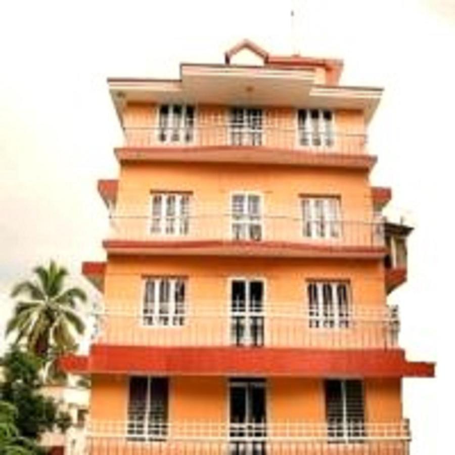Hotel V Bee Plaza Thiruvananthapuram Esterno foto