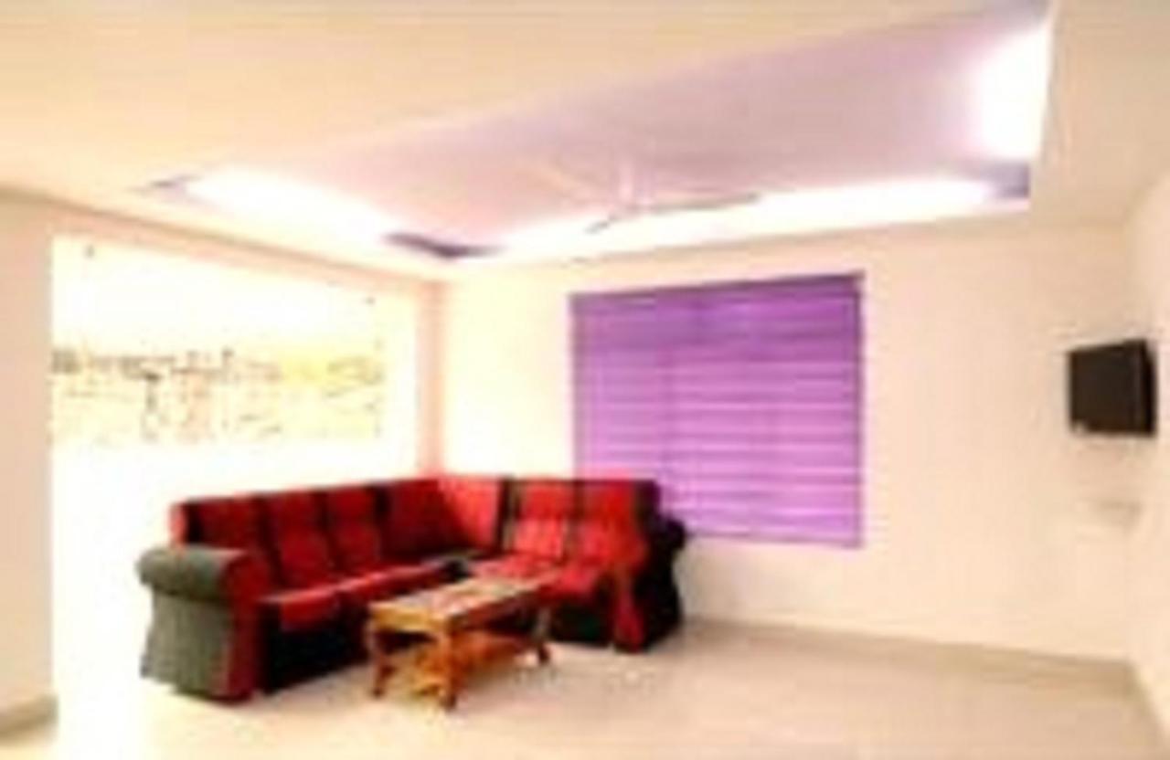 Hotel V Bee Plaza Thiruvananthapuram Esterno foto