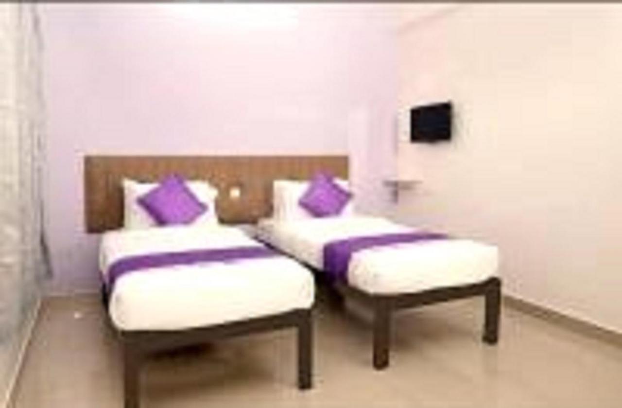 Hotel V Bee Plaza Thiruvananthapuram Esterno foto