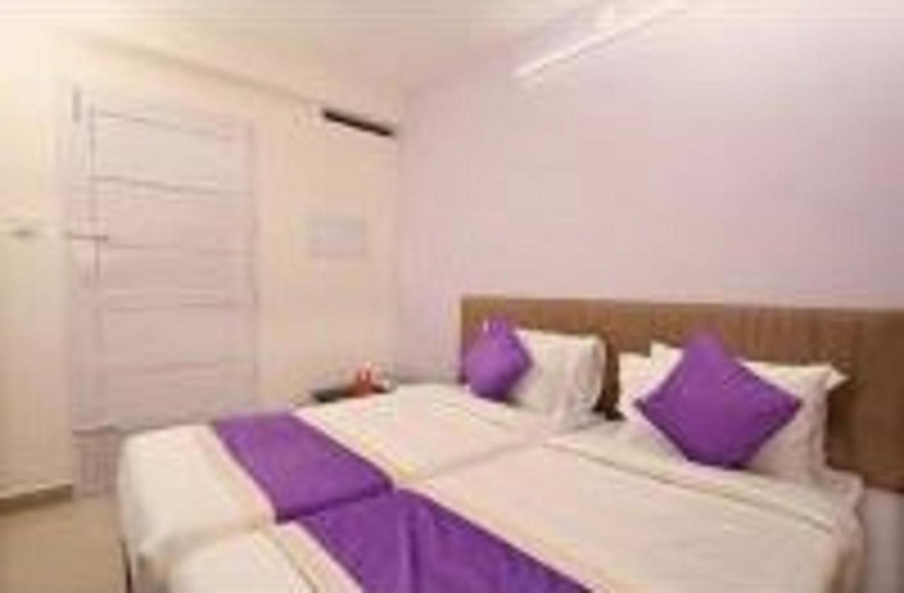 Hotel V Bee Plaza Thiruvananthapuram Esterno foto