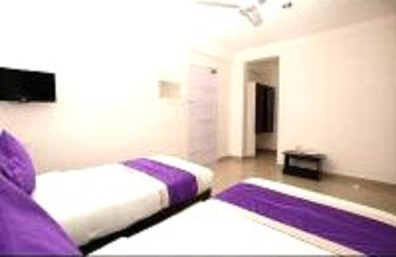 Hotel V Bee Plaza Thiruvananthapuram Esterno foto